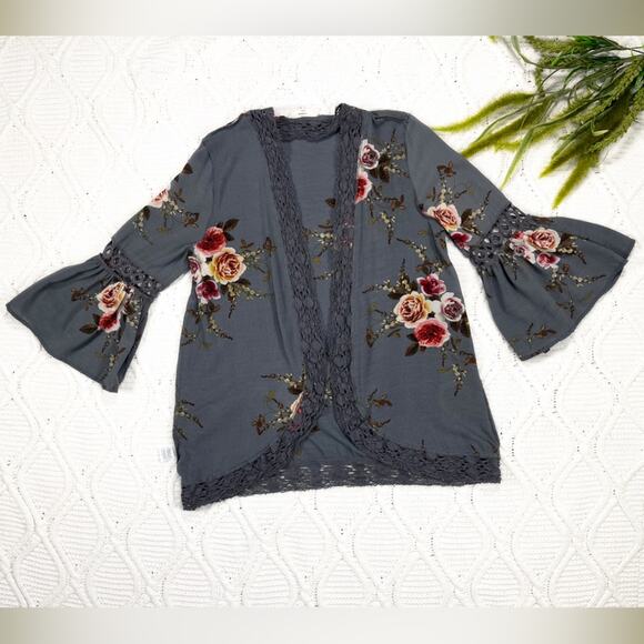 entro Gray Floral Bell Sleeve Embroidered Lace Trim Boho Kimono Top Sz Small - Picture 5 of 8